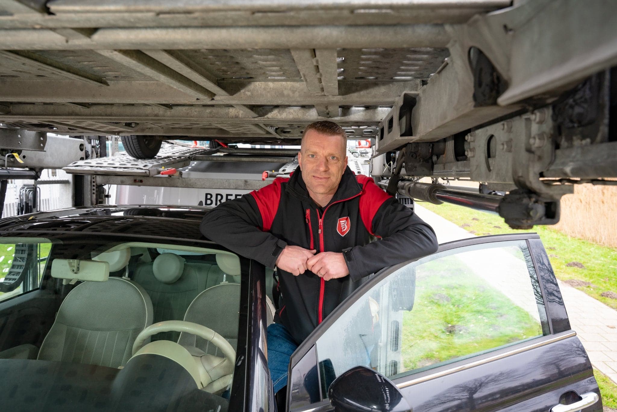 Vrachtwagenchauffeur Leon Boon laadt een auto