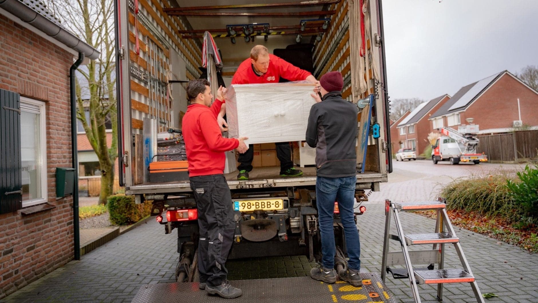 Verhuiswagen inladen met chauffeur-verhuizers