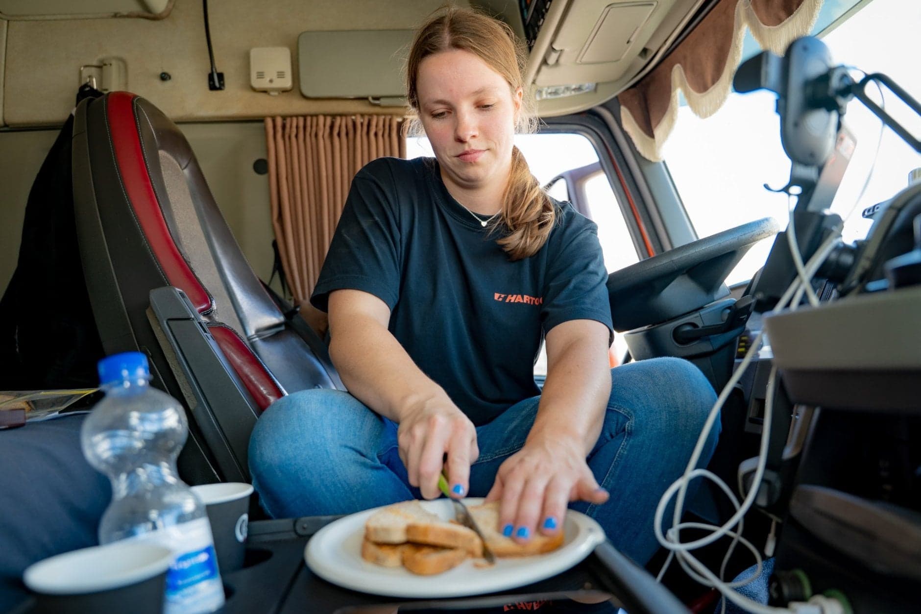 Vrachtwagenchauffeur Daisy de Graaf eet in vrachtwagen