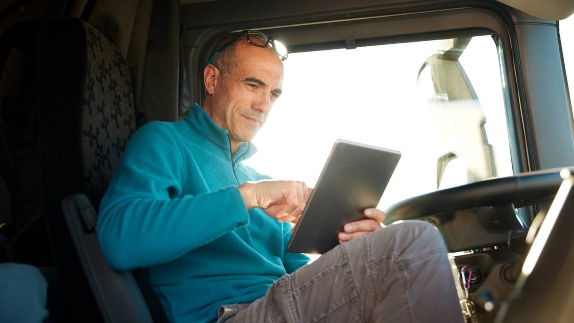 Chauffeur kijkt op zijn tablet
