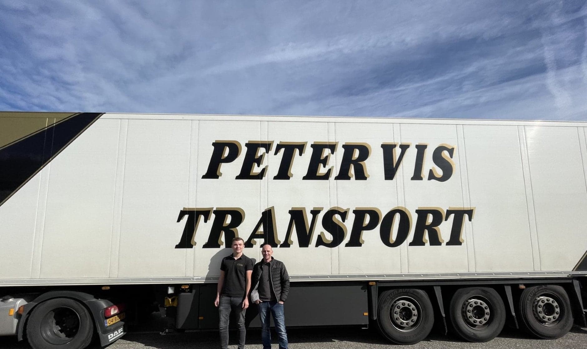 BBL-student Nathan Perkins bij vrachtwagen Peter Vis Transport