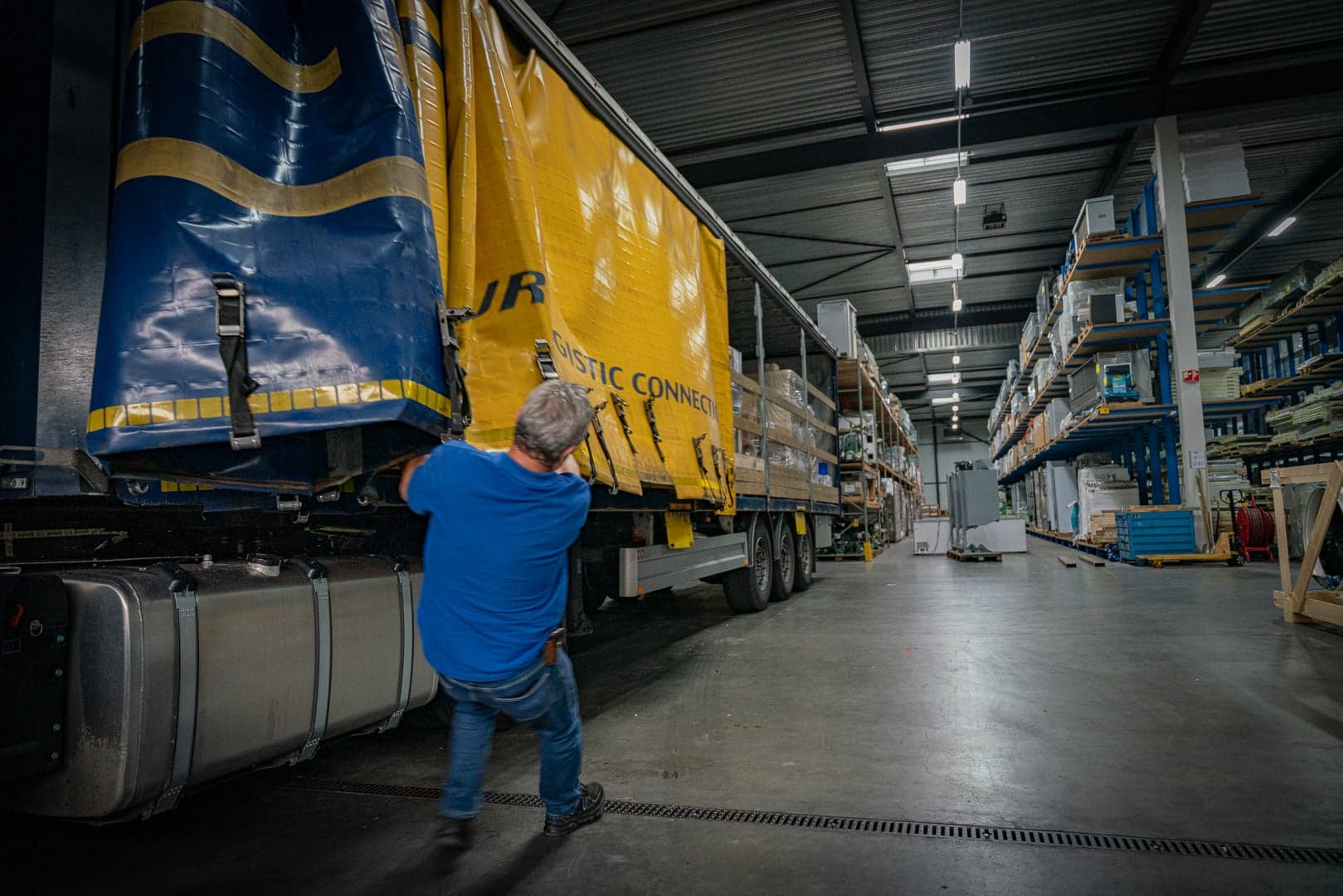 Arend van der Hoeven opent het schuifzeil