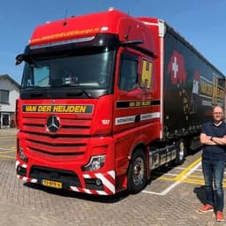 Chauffeur Patrick Fricker naast vrachwagen Van Der Heijden