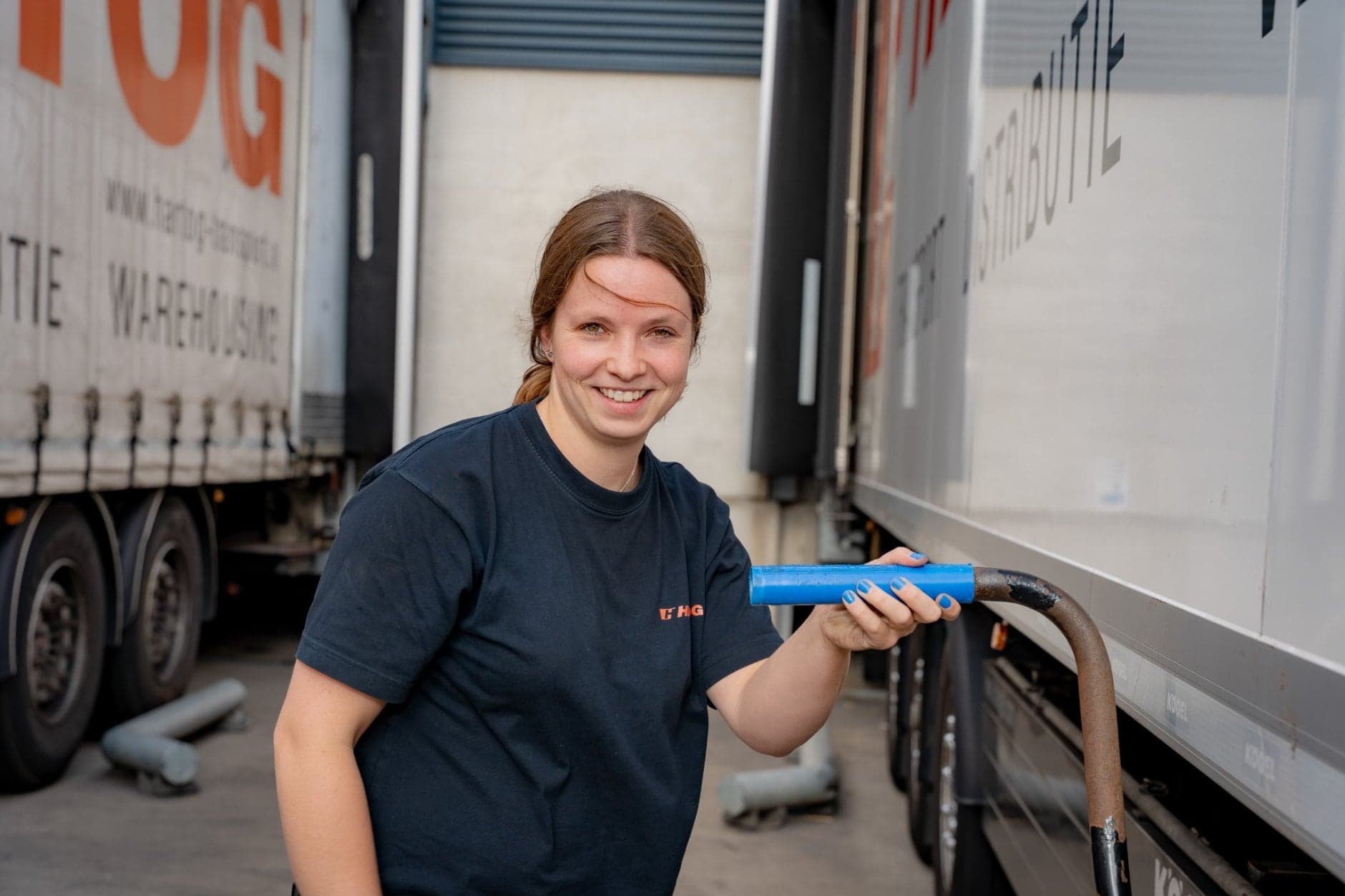 Vrachtwagenchauffeur Daisy de Graaf aan het lossen