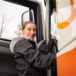 Inge Timmermans stapt in cabine vrachtwagen