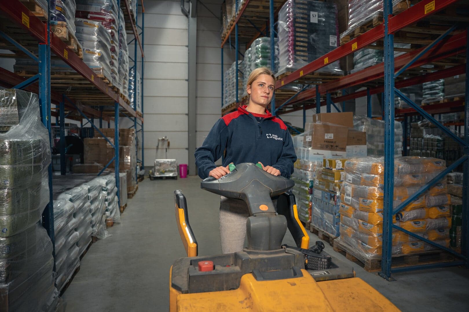 levi in warehouse aan het werk