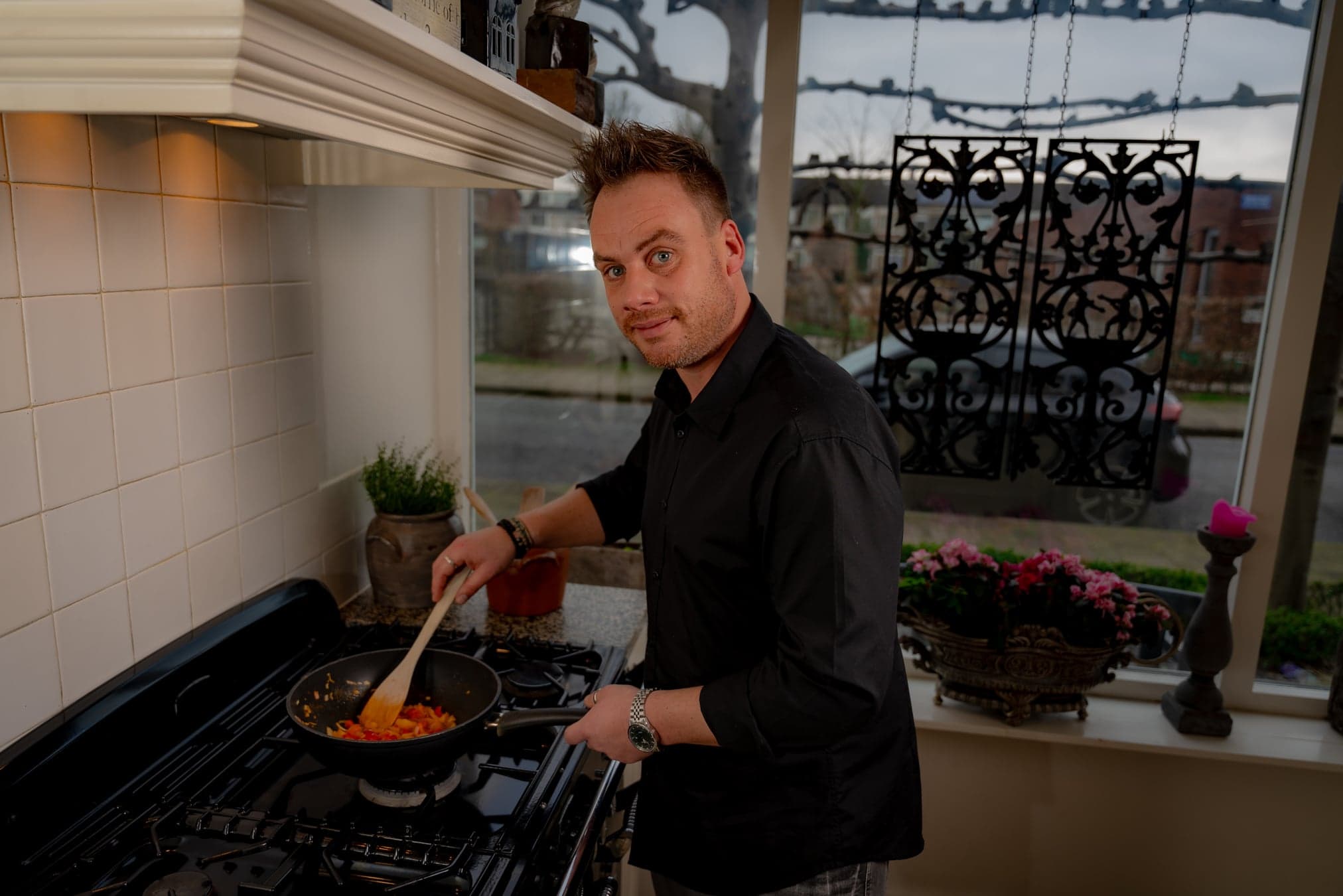 Vrachtwagenchauffeur Sebastian Hoefs in de keuken om af te vallen