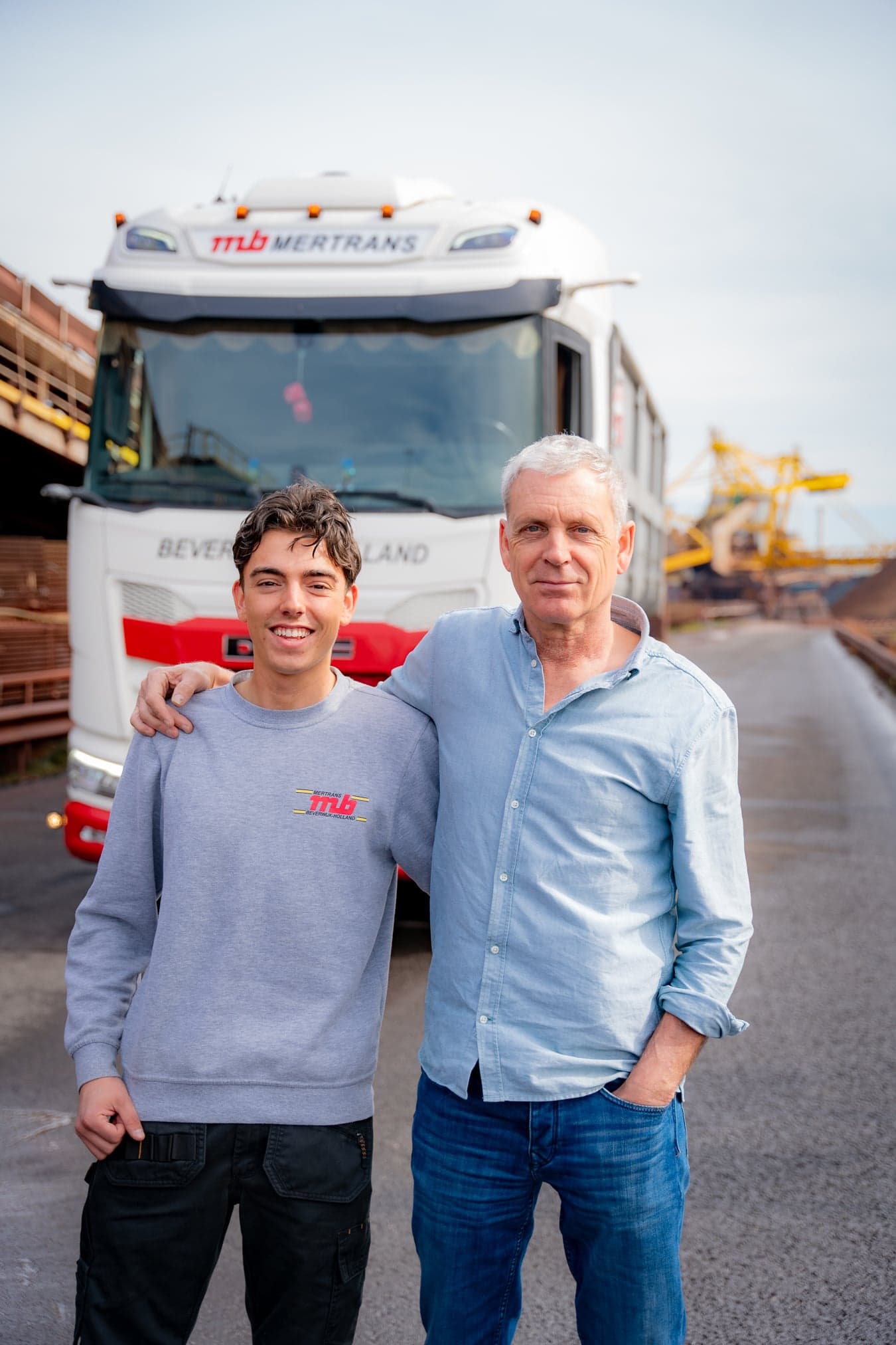 Vader en zoon bij vrachtwagen Mertrans