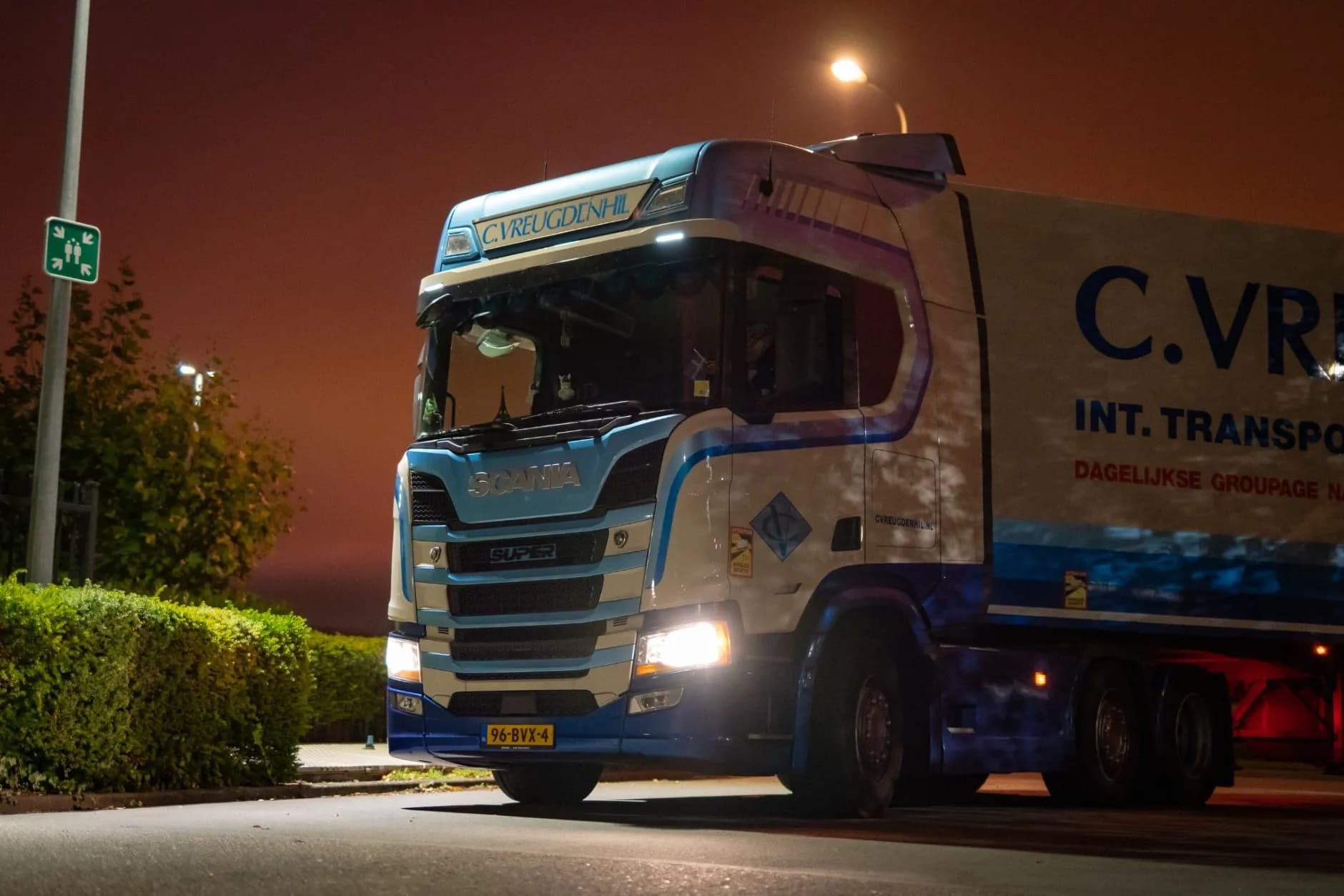 vrachtwagen in het donker