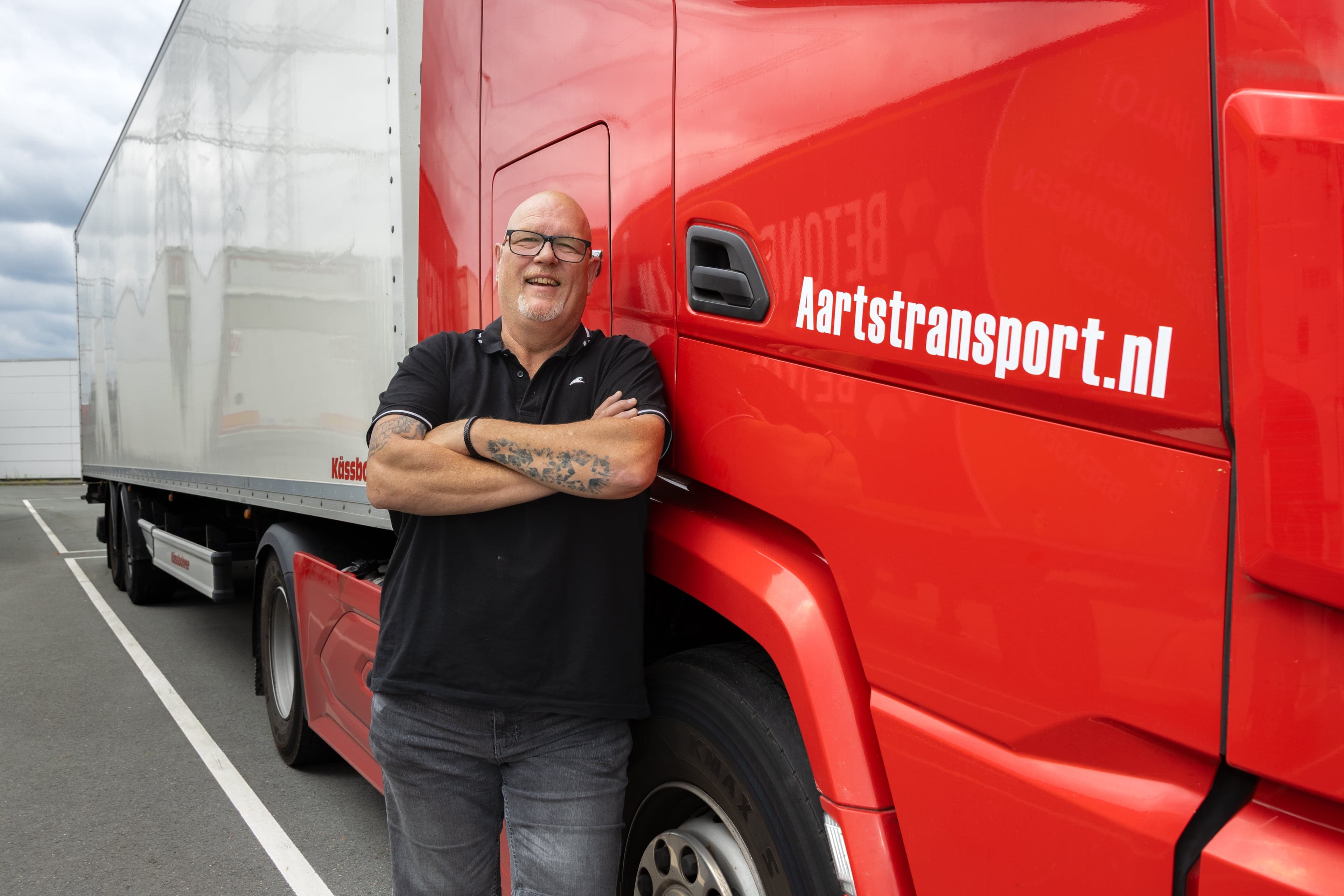 Dove vrachtwagenchauffeur Jan Andrea naast vrachtwagen