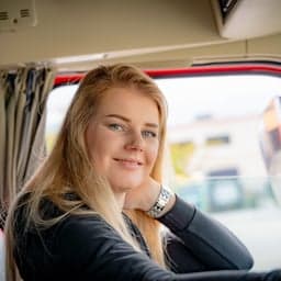 Vrachtwagenchauffeur Sanne Ansmink in cabine