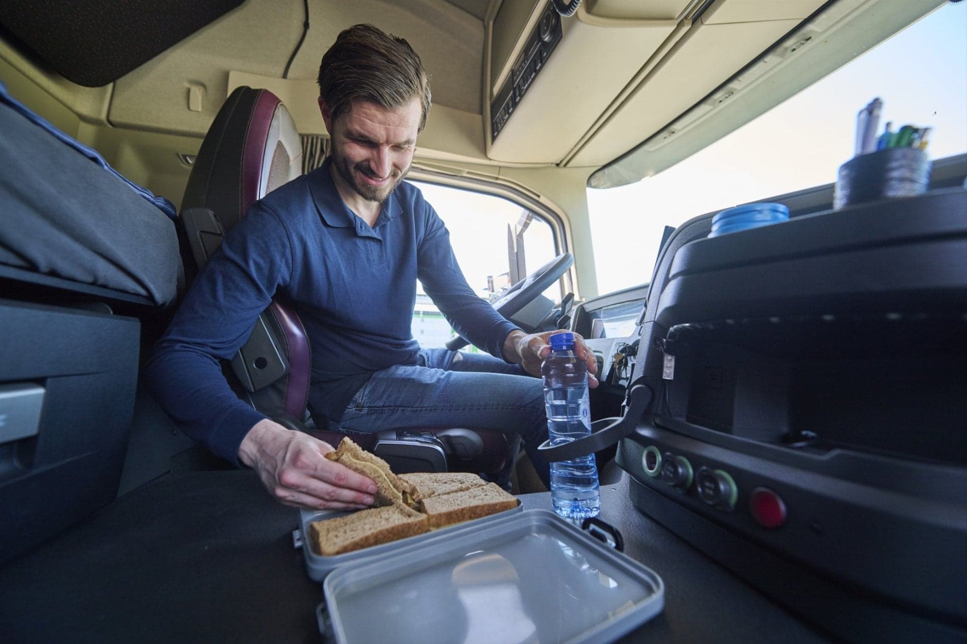 Vrachtwagenchauffeur eet gezonde lunch