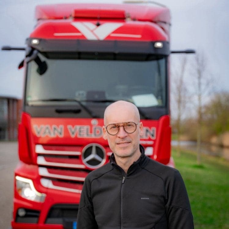 Zij-instromer Marco_Wassink voor zijn vrachtwagen.
