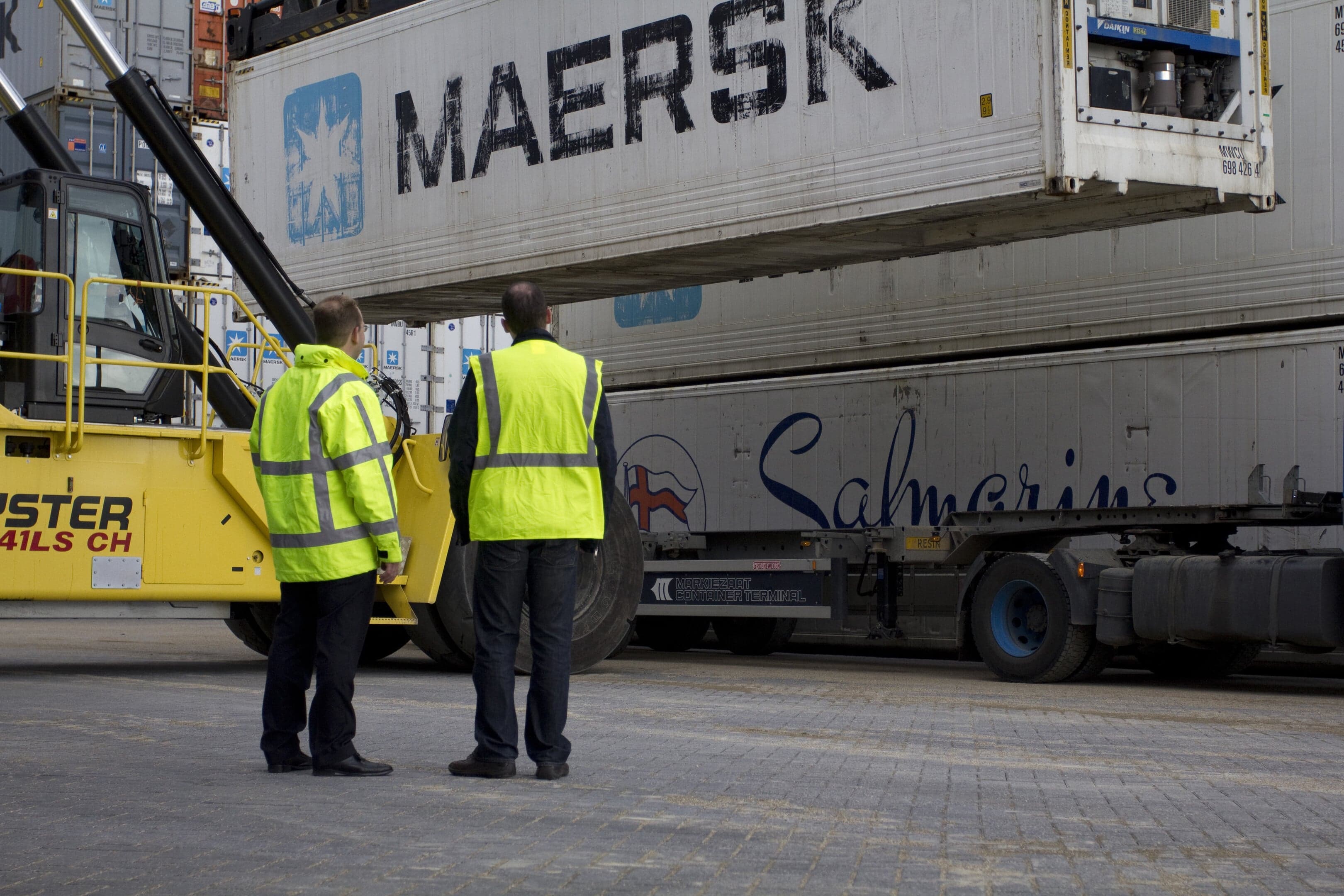Controleren havenvracht door man