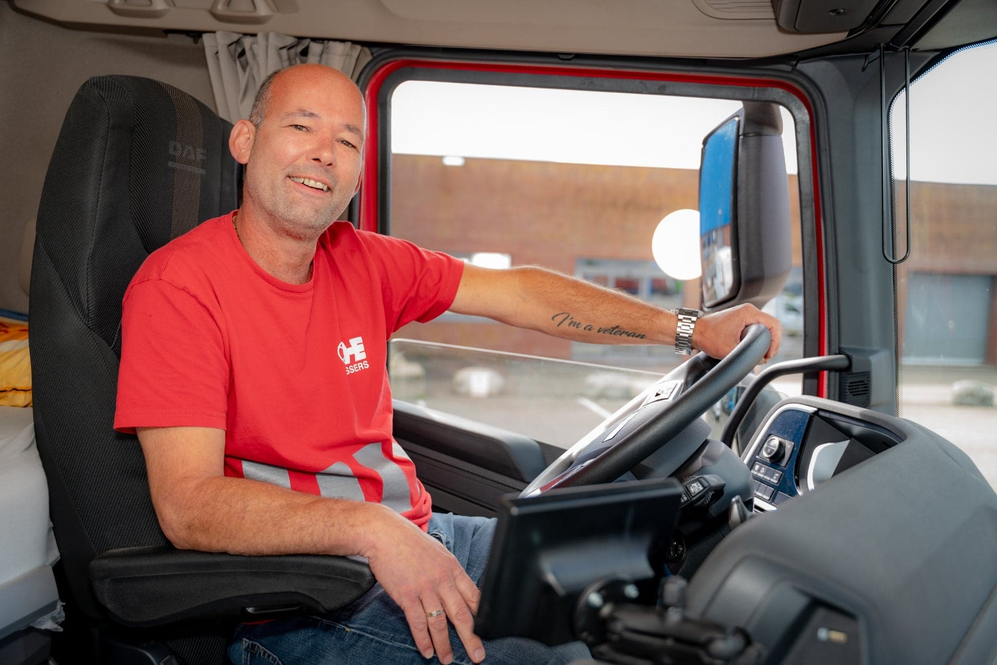 Vrachtwagenchauffeur Huib Bierings in cabine vrachtwagen