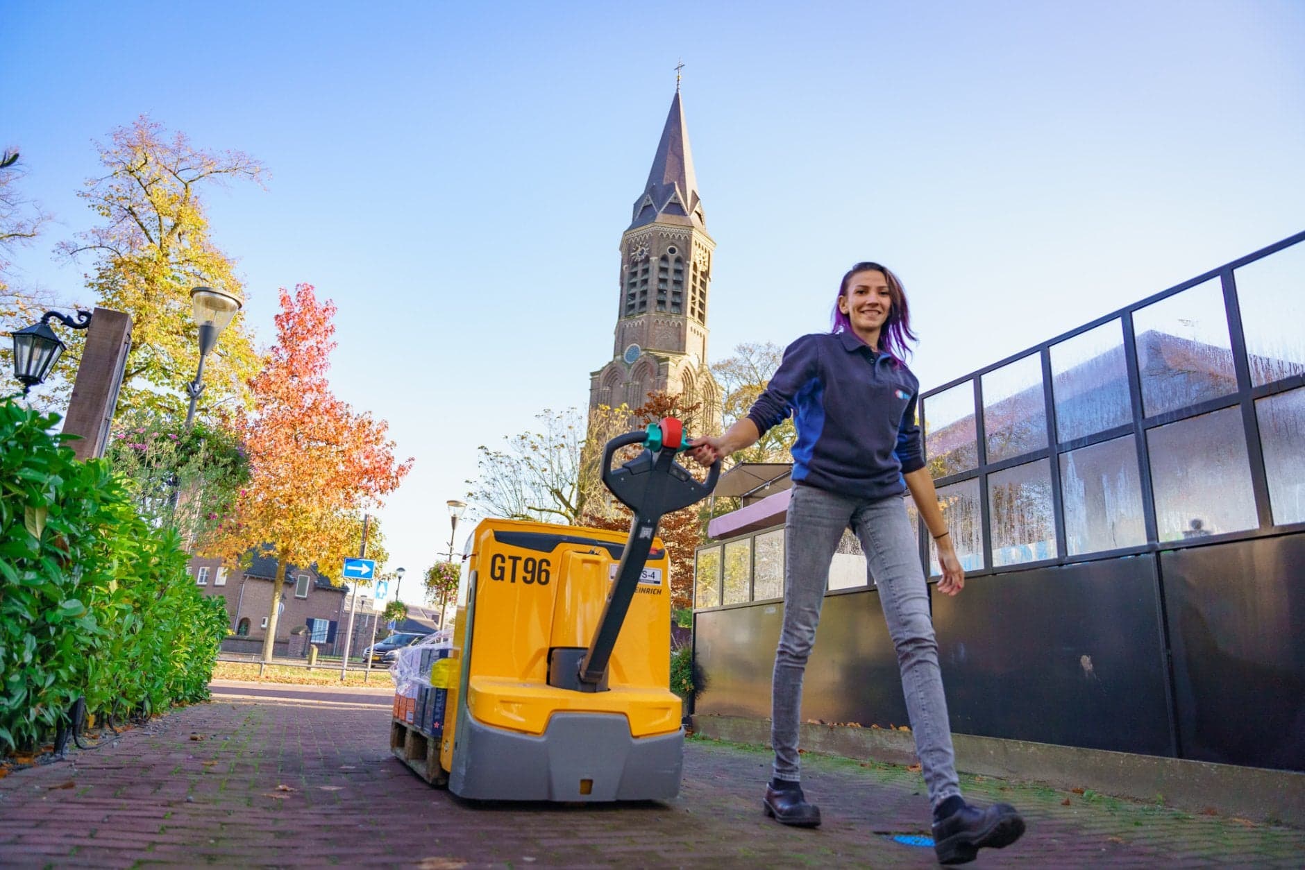 Vrachtwagenchauffeur Marissa Nagtegaal met pompwagen