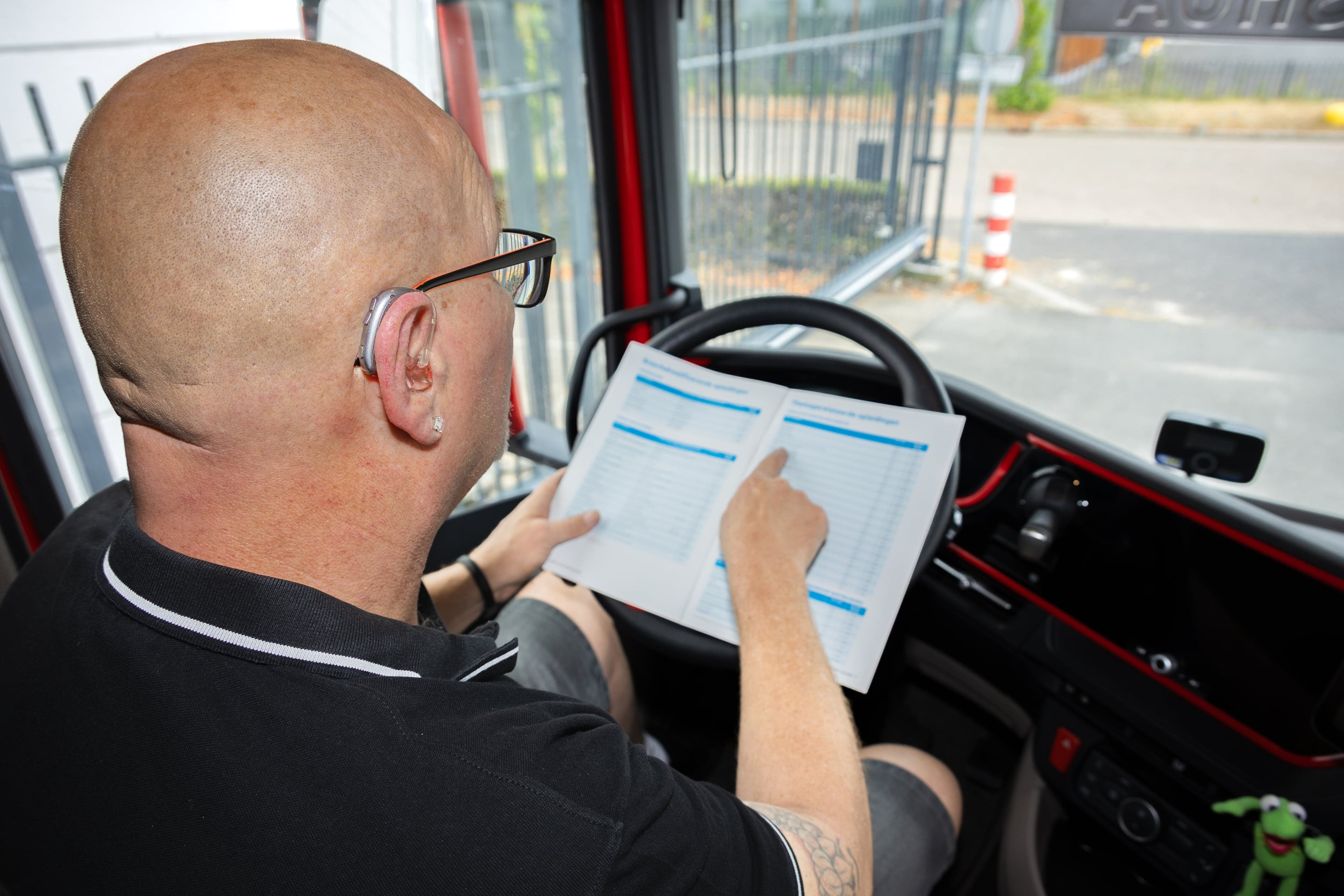 Dove vrachtwagenchauffeur Jan Andrea in cabine met gehoorapparaat