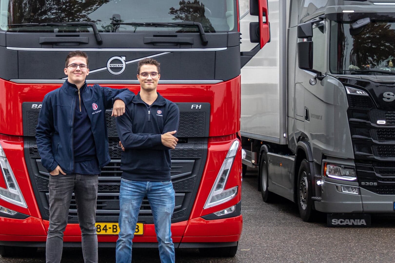 declan en tim collega's en vrienden naast elkaar voor de vrachtwagen