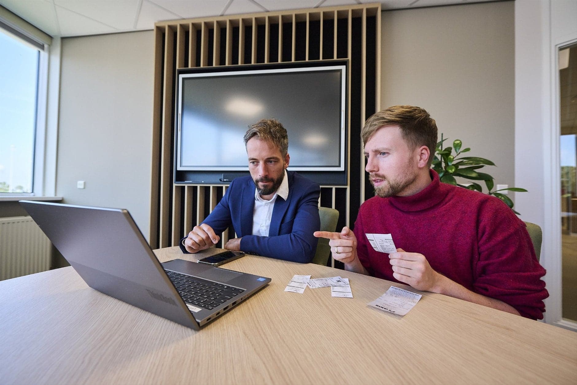 Adviseur financiële zorgverlening helpt andere werknemer