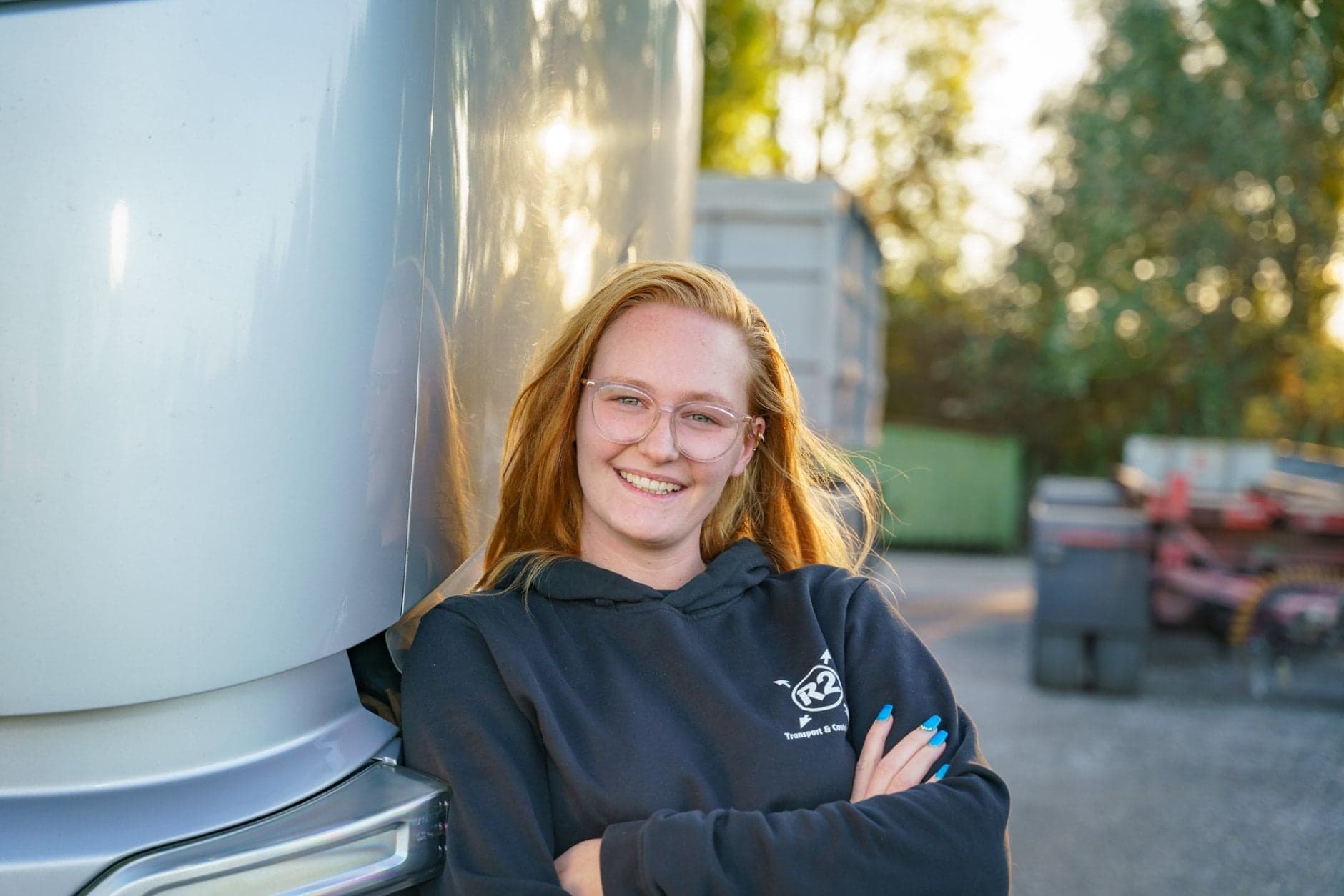 Vrachtwagenchauffeur Paige Timmermans leunt tegen haar vrachtwagen