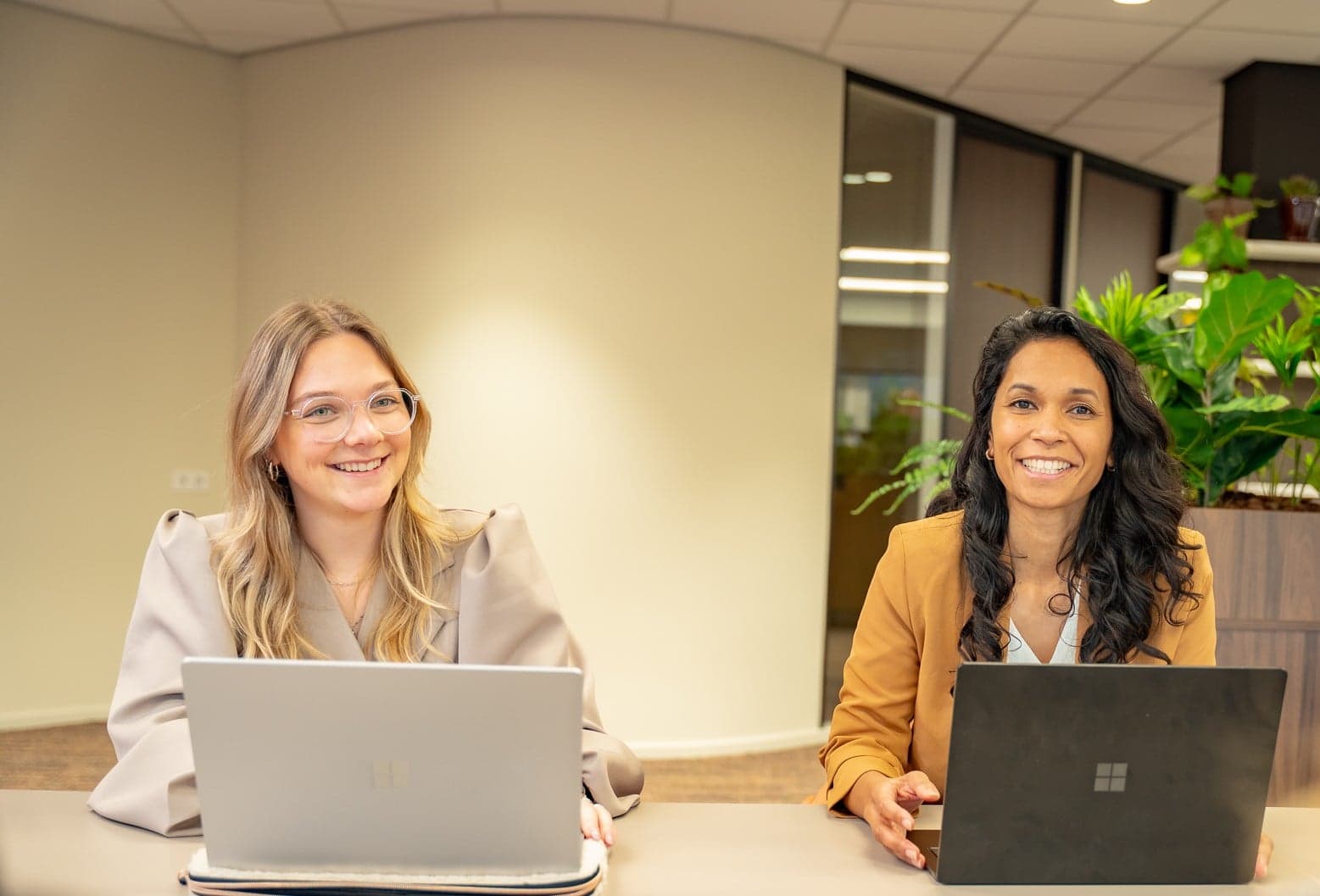 Corporate interne vacatures 2 vrouwen met laptop STL kantoor Gouda