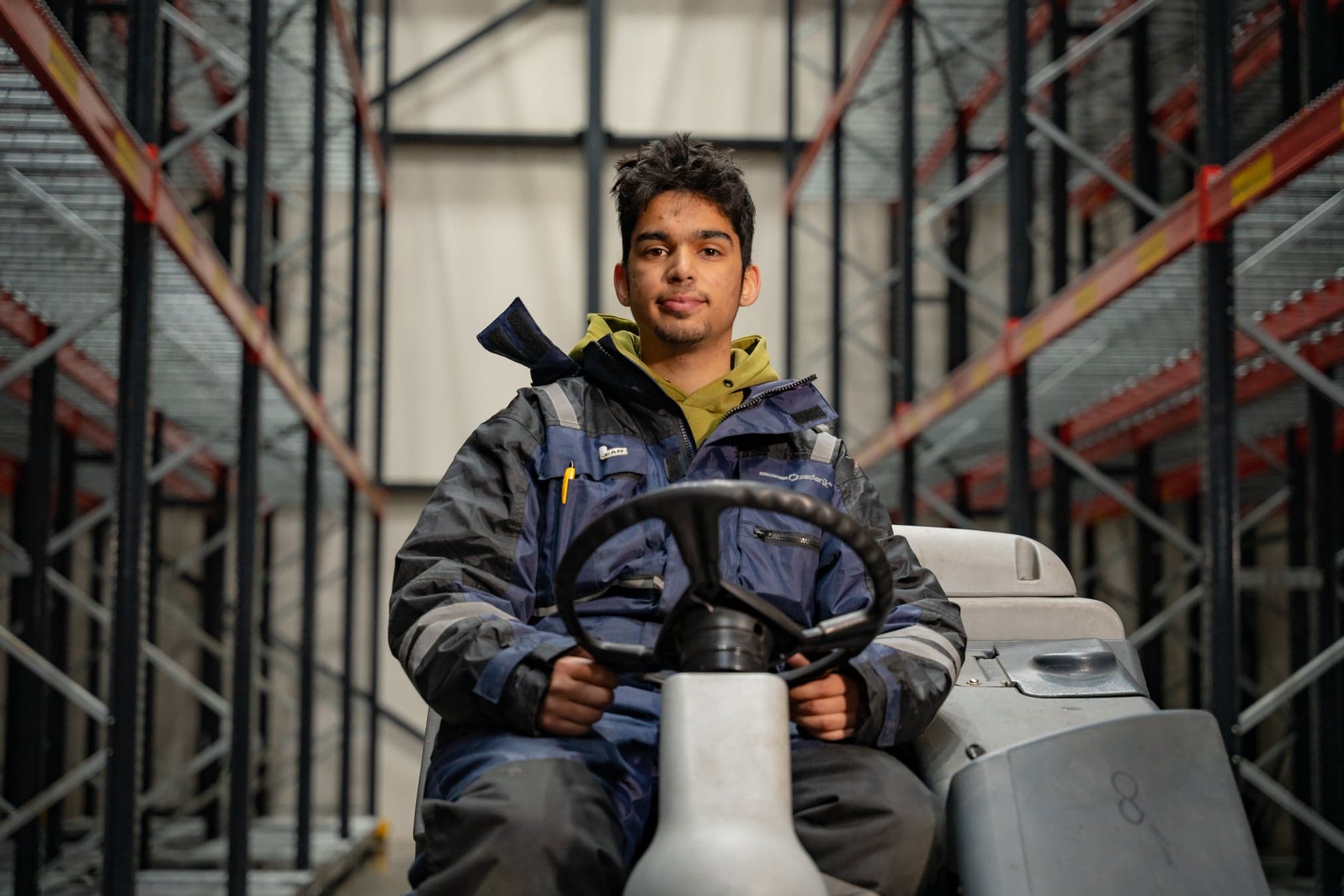 Werkend student op de werkvloer