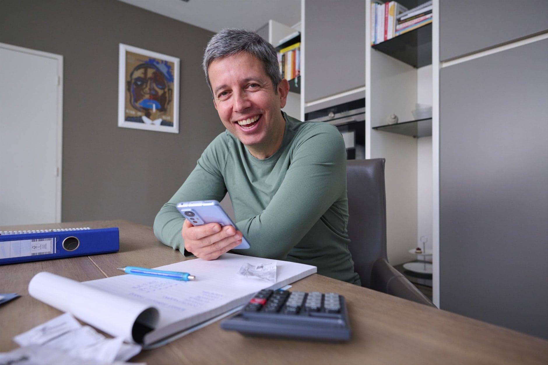 Blije werknemer doet thuis zijn financiën