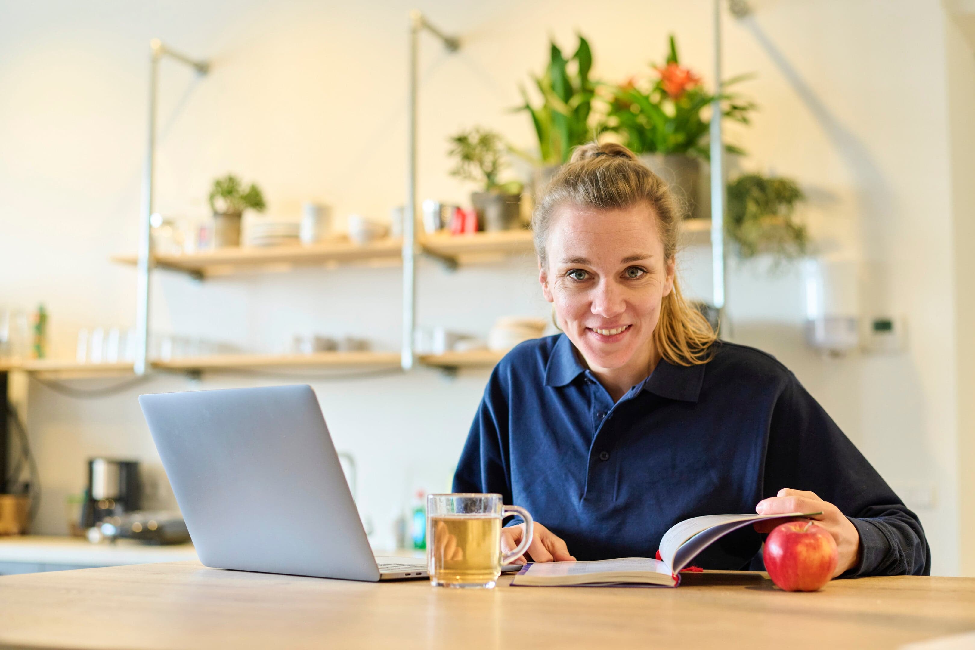 Vrouw die studeert met laptop
