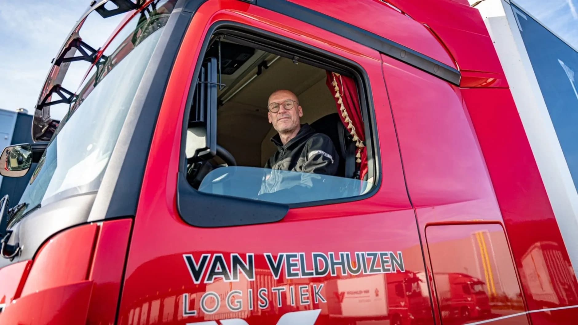 Vrachtwagenchauffeur Marco Wassink 15.000ste zij-instromer in rode vrachtwagen
