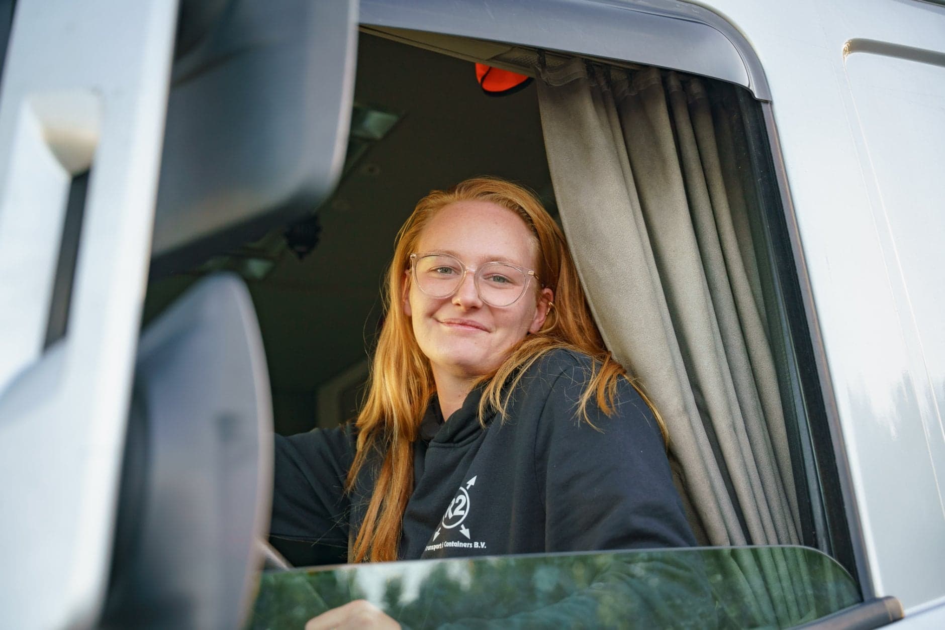 Vrachtwagenchauffeur Paige Timmermans in de cabine van haar vrachtwagen