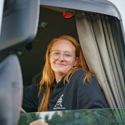Vrachtwagenchauffeur Paige Timmermans in de cabine van haar vrachtwagen