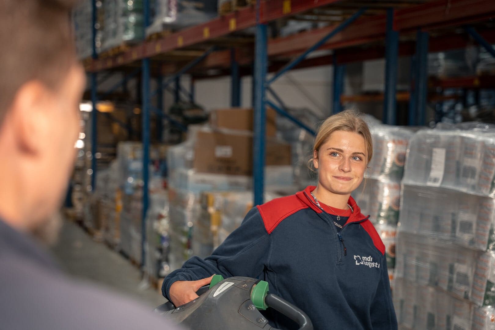 levi in gesprek met collega in het magazijn