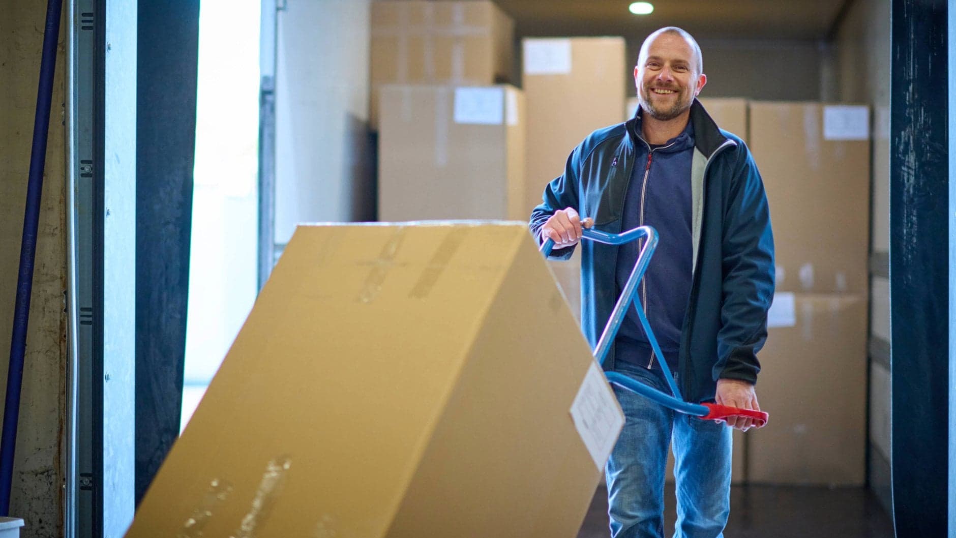Logistiek medewerker aan het werk in magazijn