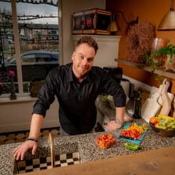 Vrachtwagenchauffeur Sebastian Hoefs in de keuken om af te vallen