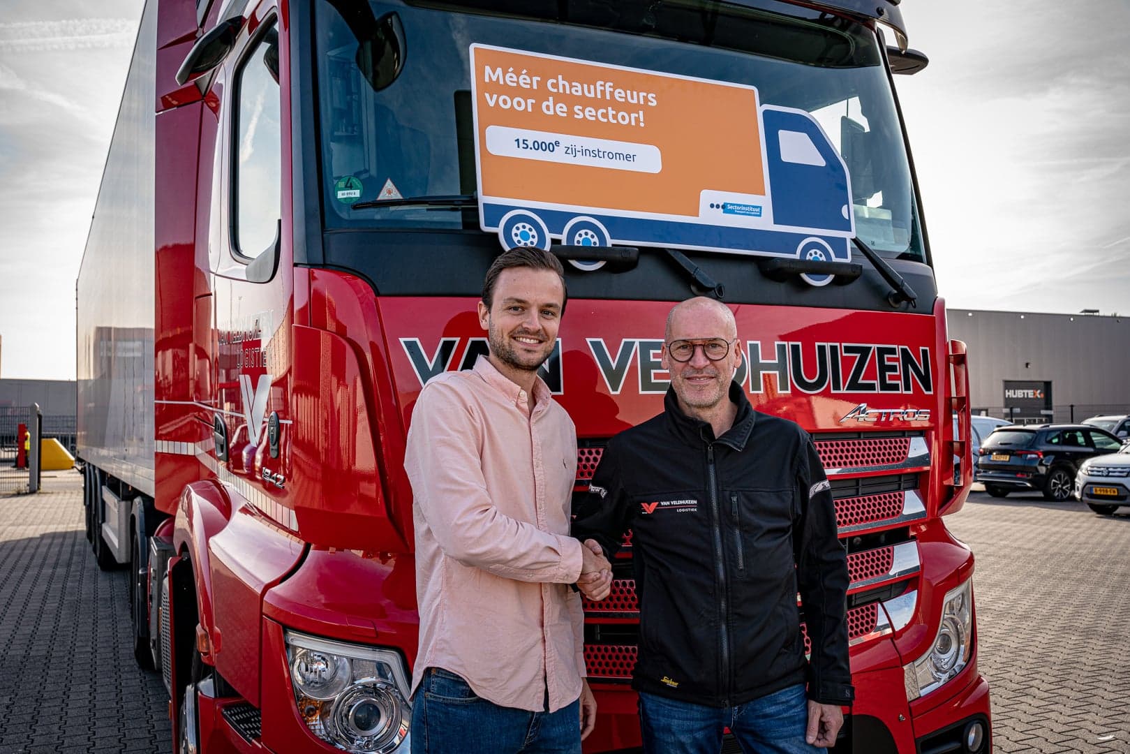 Vrachtwagenchauffeur zij-instroom traject. Mannen voor vrachtwagen. Marc van Veldhuizen en Marco Wassink.