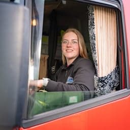 BBL vrachtwagenchauffeur Chantal in cabine vrachtwagen