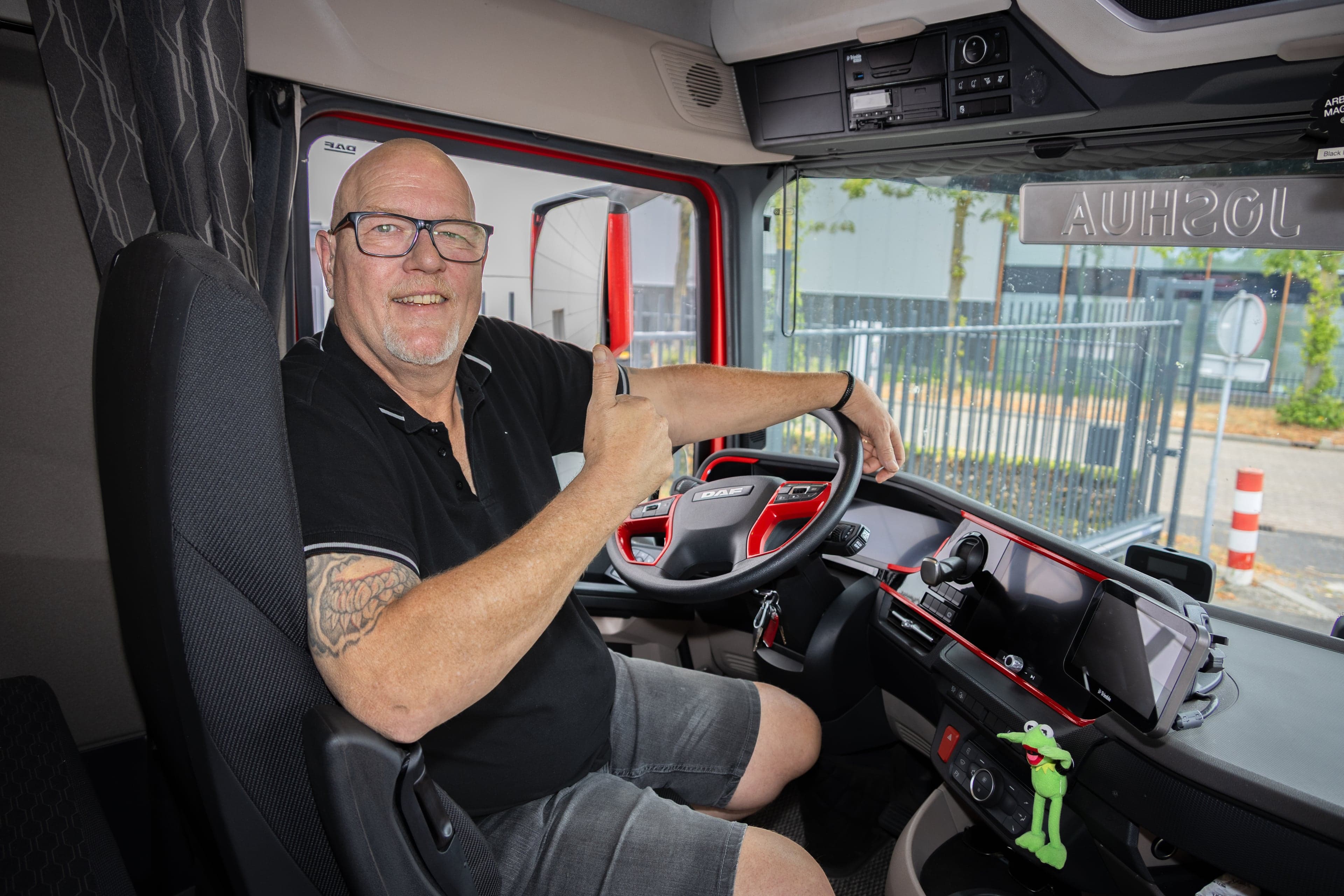 Dove vrachtwagenchauffeur Jan Andrea in cabine met duimpje