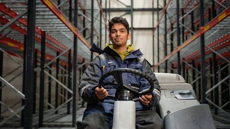 Erdcan op de heftruck in een warehouse