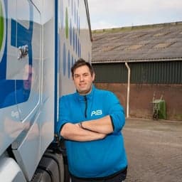 Vrachtwagenchauffeur Sebastiaan Schilstra naast zijn vrachtwagen