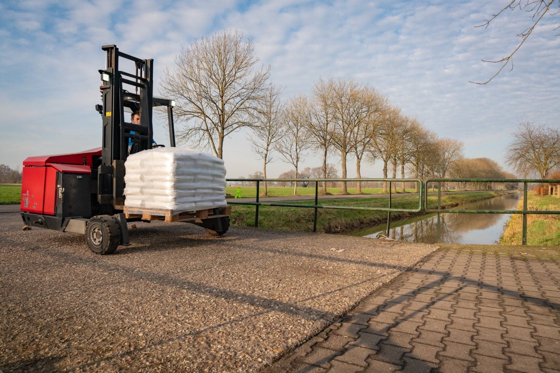 Vrachtwagenchaffeur Sebastiaan Schilstra rijdt met spullen naar een erf