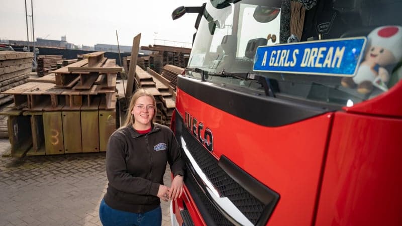 BBL vrachtwagenchauffeur Chantal poseert bij vrachtwagen