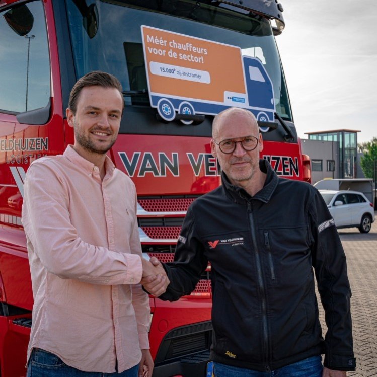 Vrachtwagenchauffeur zij-instroom traject. Mannen voor vrachtwagen. Marc van Veldhuizen en Marco Wassink.