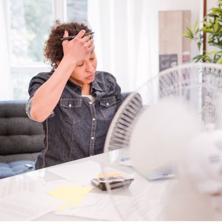 vrouw met opvliegers in de overgang