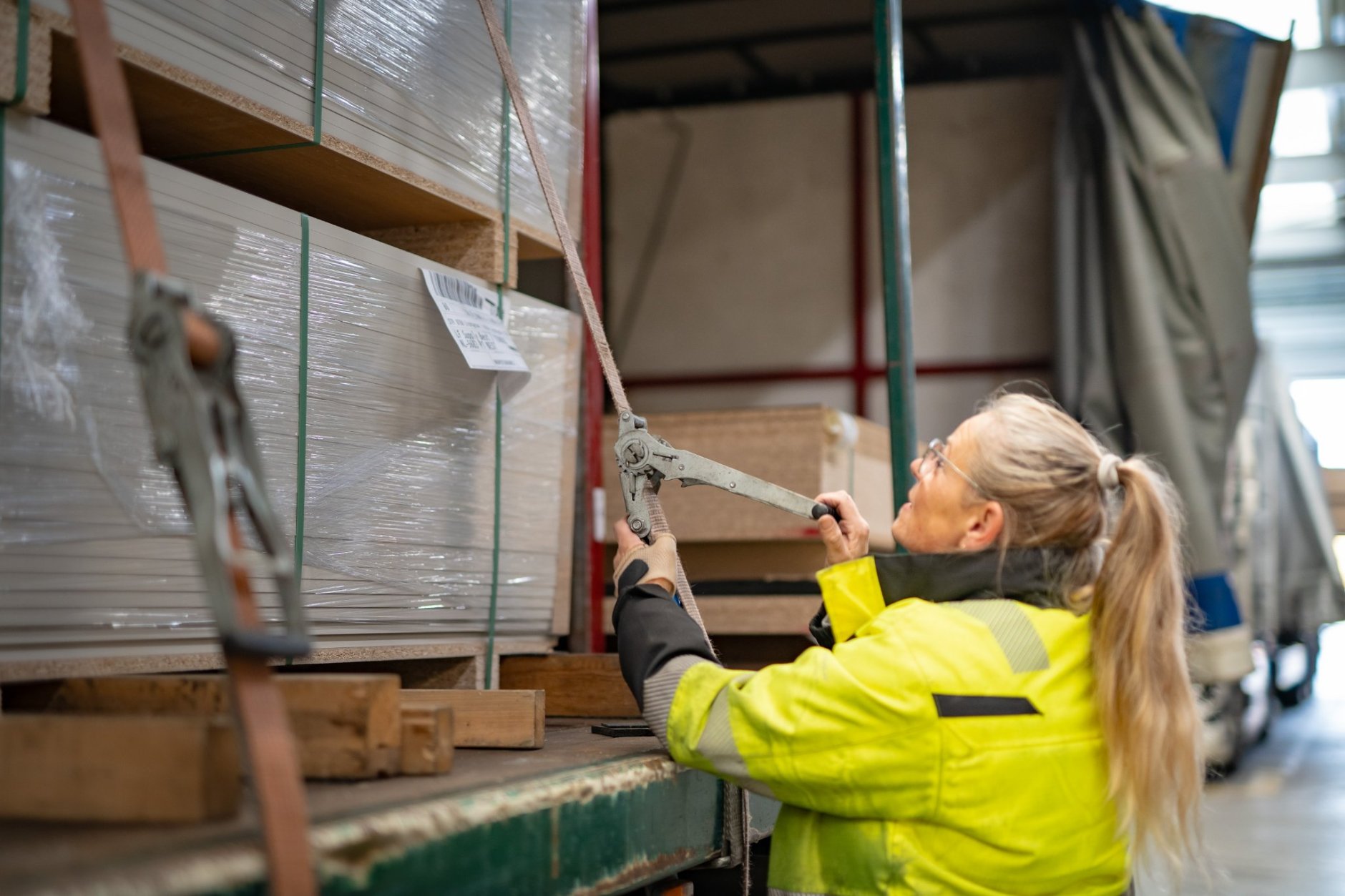 Vrachtwagenchauffeur Natalie Sender in Transport en Logistiek