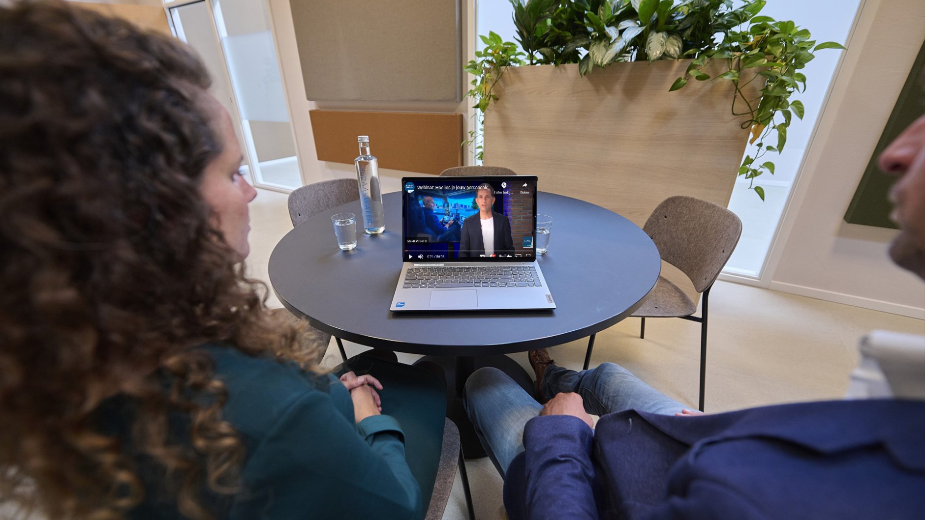 Vrouw en man achter laptop webinar STL