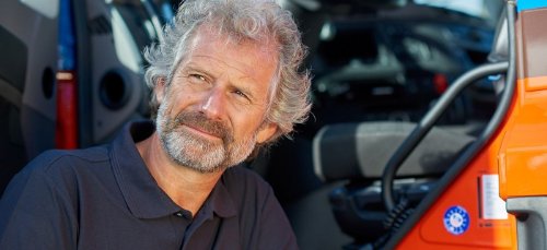 Zittende chauffeur voor vrachtwagen