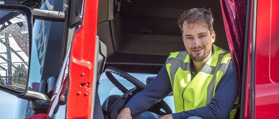 Chauffeur in vrachtwagen