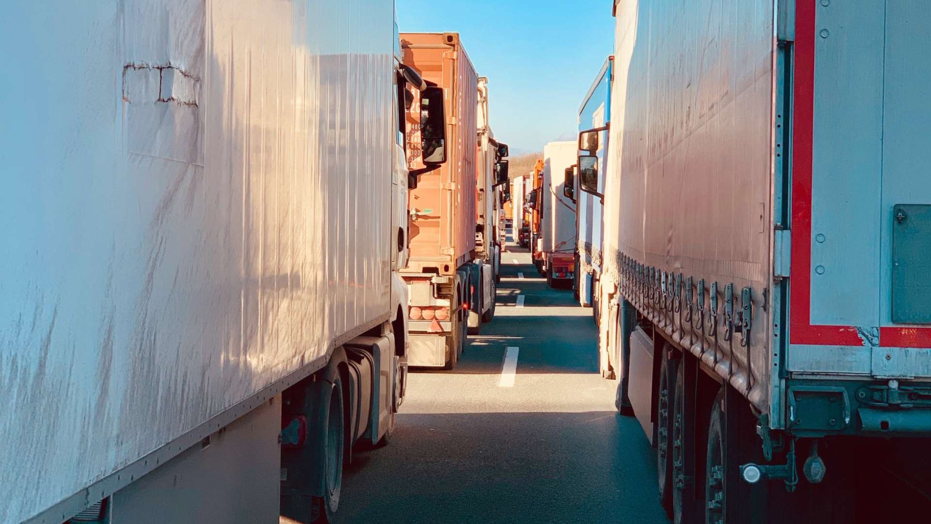 Afstand tussen vrachtwagens, toolbox, veilig rijden