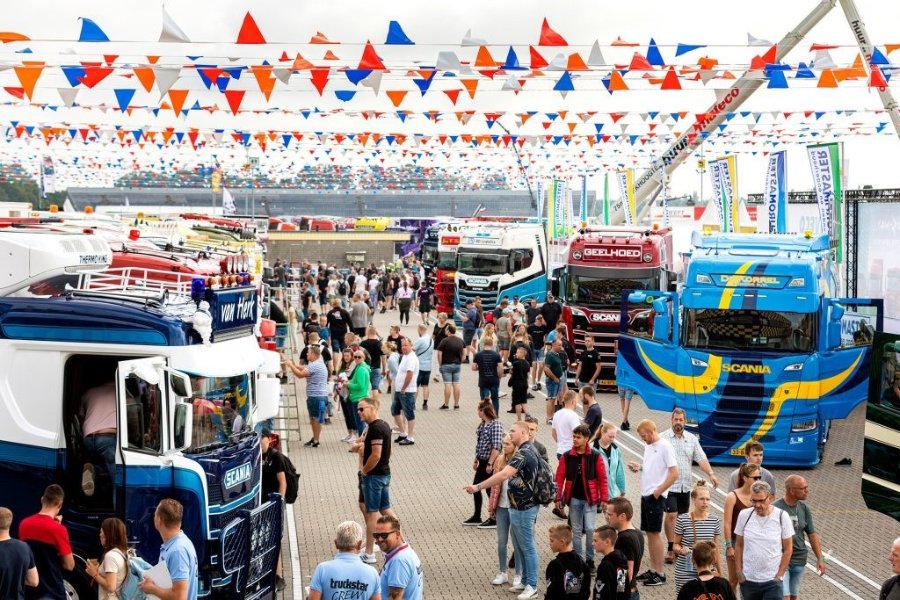 Truckstarfestival hoog overzicht trucks en mensen