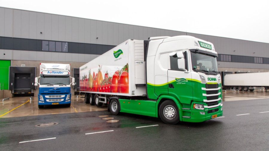 Vrachtwagens laden en lossen